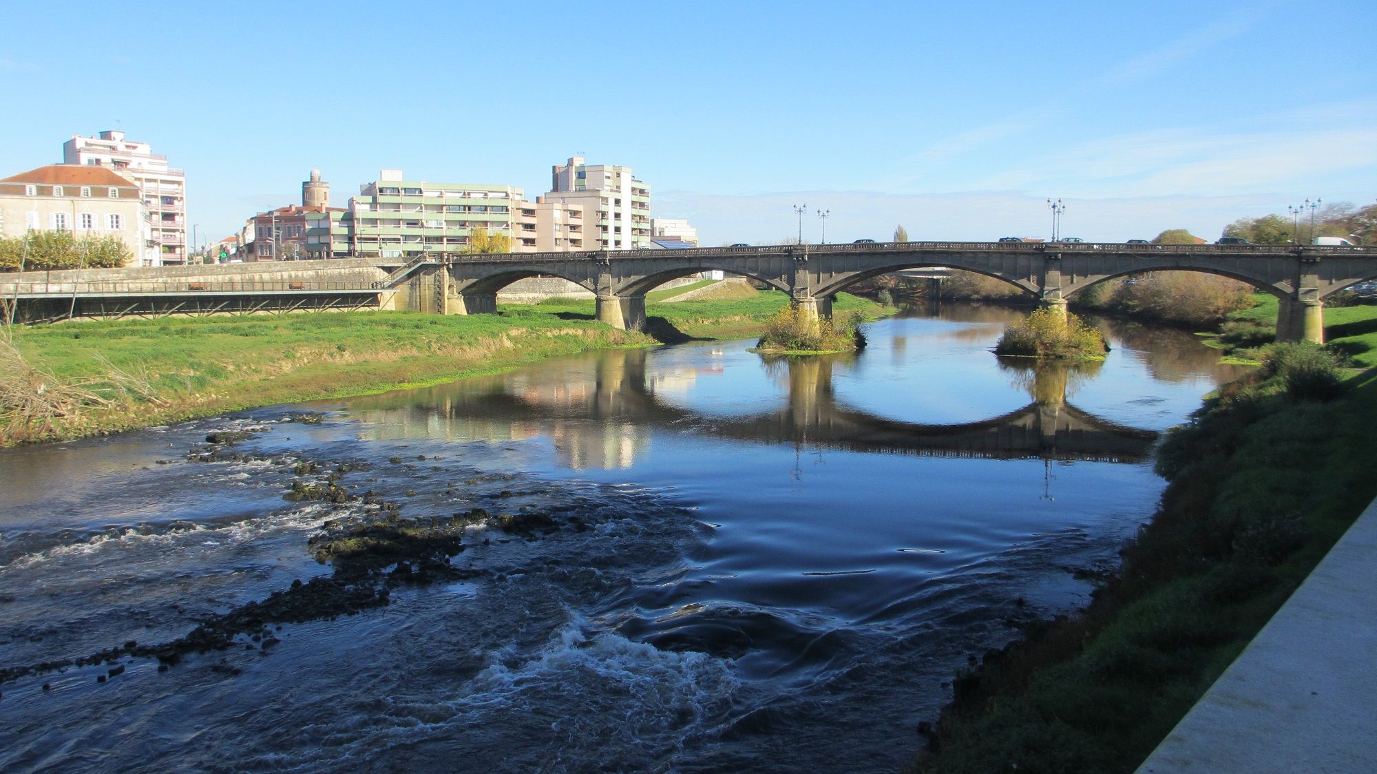 Fonds d'cran Nature Fleuves - Rivires - Torrents L'Adour à Dax avec le vieux pont