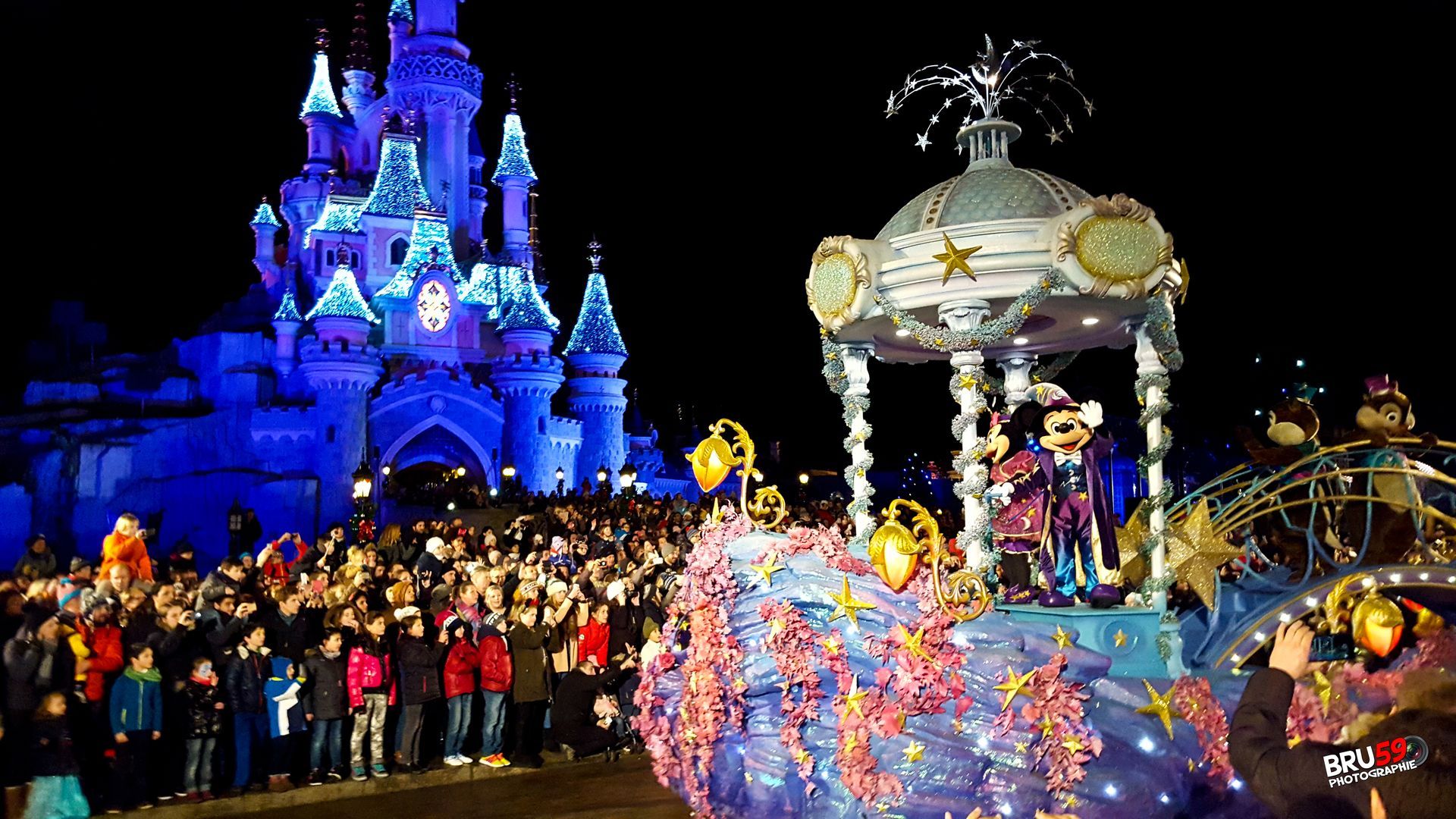 Fonds d'cran Constructions et architecture Parcs d'attractions > DisneyLand DisneyLand Paris - Chteau et Mickey sur la parade