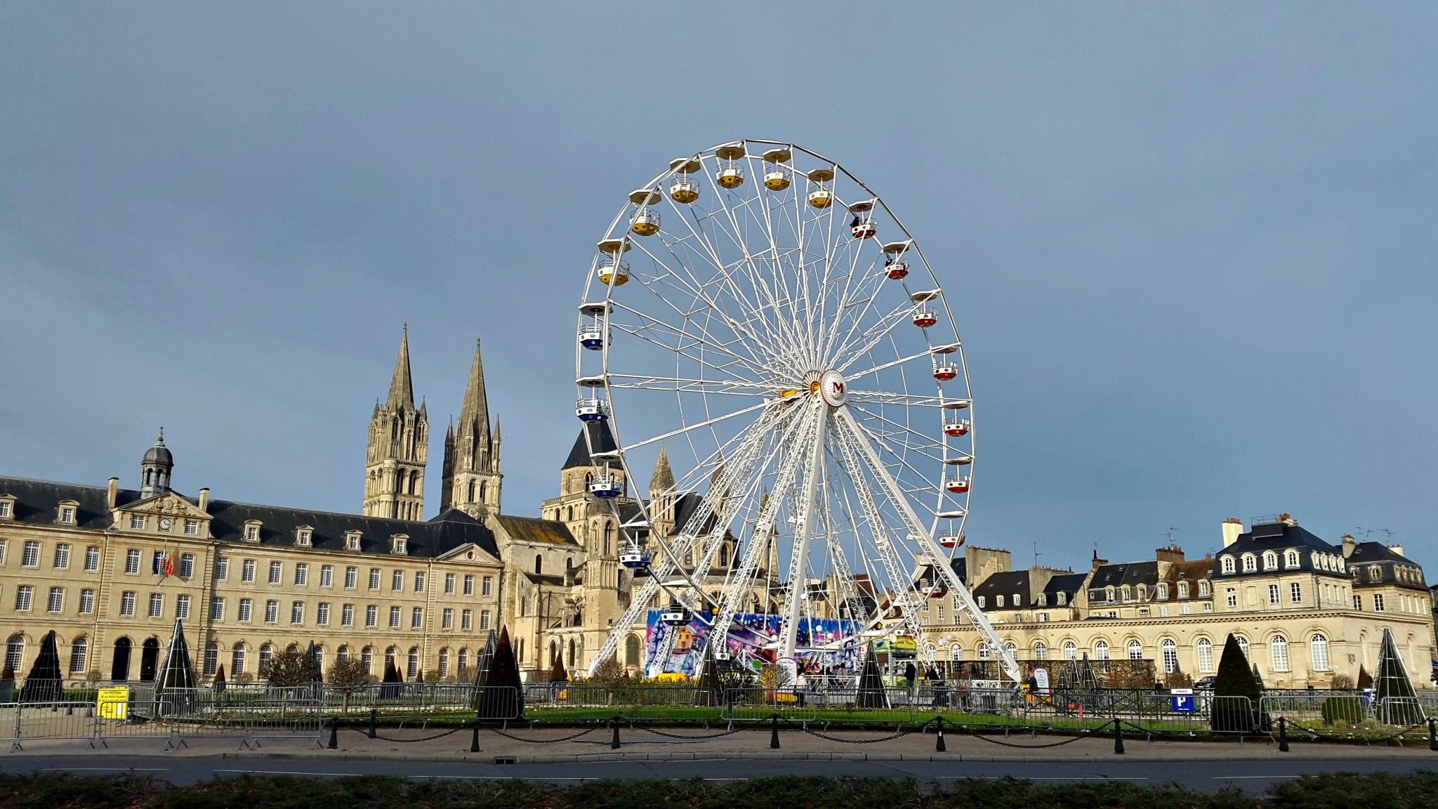 Fonds d'cran Constructions et architecture Villes - Villages Hôtel de Ville et grande roue