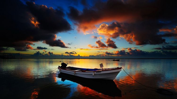 Fonds d'cran Nature Couchers et levers de Soleil Sunset with boat