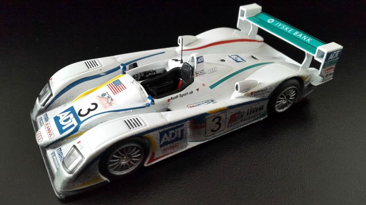 Fonds d'cran Voitures Voitures miniatures Audi R8 victorieuse des 24 Heures du Mans 2005