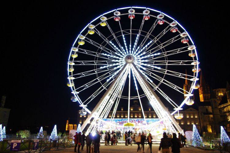 Wallpapers Constructions and architecture Amusement Parks > Funfairs Grande Roue illumine de nuit