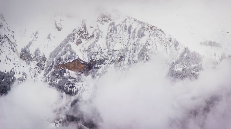 Fonds d'cran Nature Montagnes somewhere in the mist