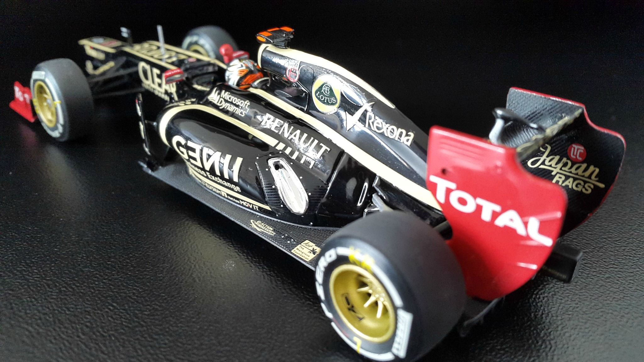 Fonds d'cran Voitures Voitures miniatures LOTUS RENAULT E20 Kimi Raikkonen winner GP Abu Dhabi 2012