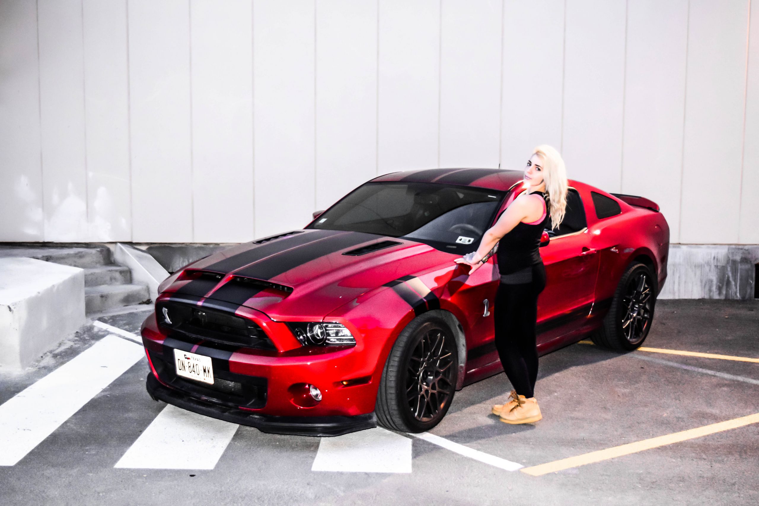 Fonds d'cran Voitures Ford Ford Mustang Tattoo girl