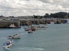  Boats Allez tous au port, on rentre.