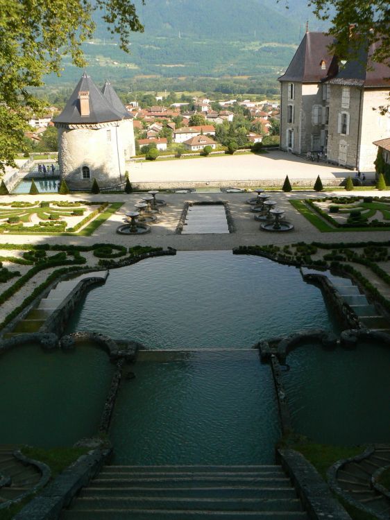 Fonds d'cran Constructions et architecture Chteaux - Palais Les eaux Château du Touvet