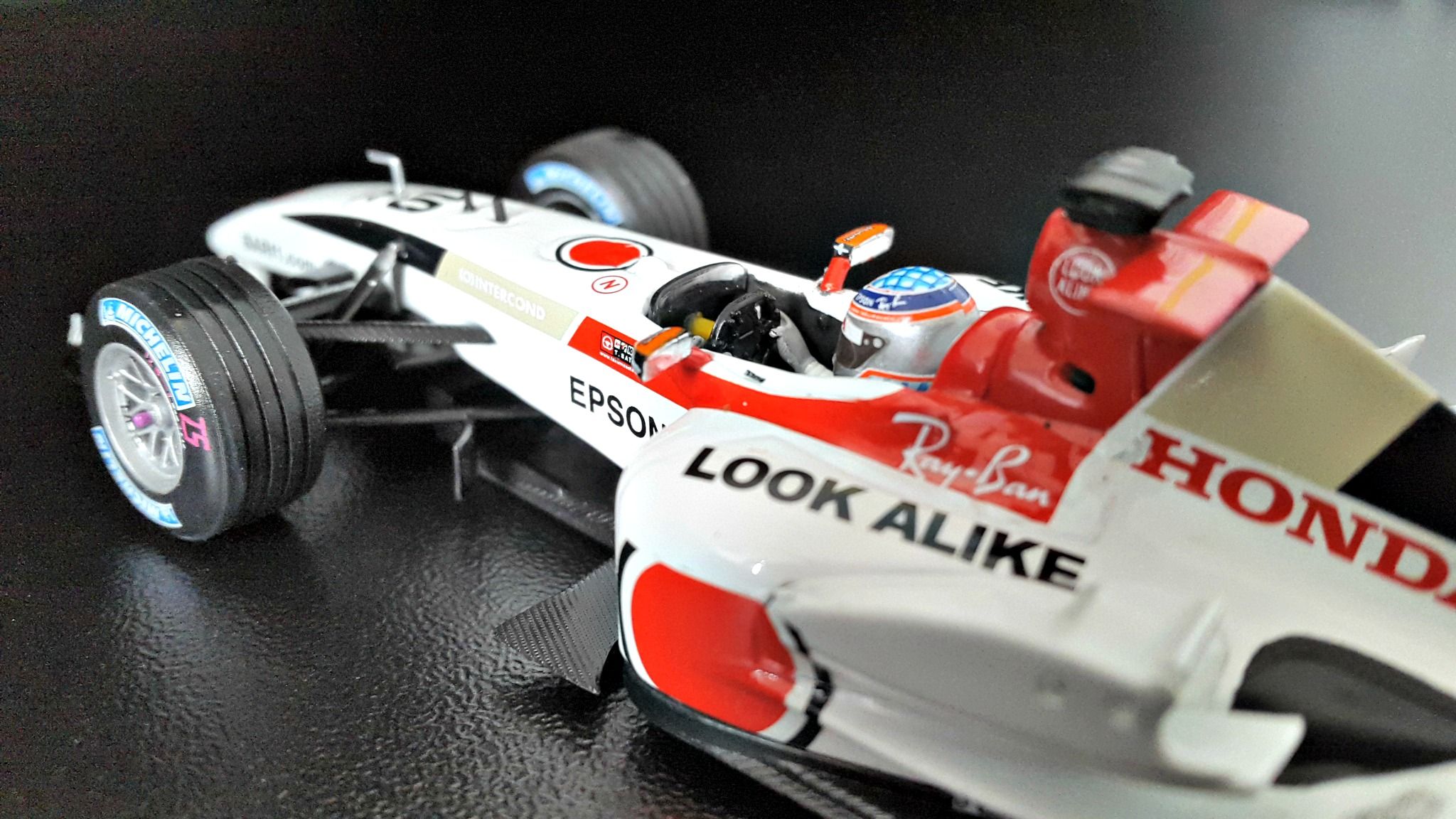 Fonds d'cran Voitures Voitures miniatures B-A-R HONDA 006 Grand Prix du Japon 2004 (pilote: Takuma SATO)