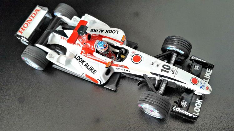 Fonds d'cran Voitures Voitures miniatures B-A-R HONDA 006 Grand Prix du Japon 2004 (pilote: Takuma SATO)