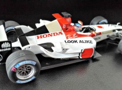  Voitures B-A-R HONDA 006 Grand Prix du Japon 2004 (pilote: Takuma SATO)