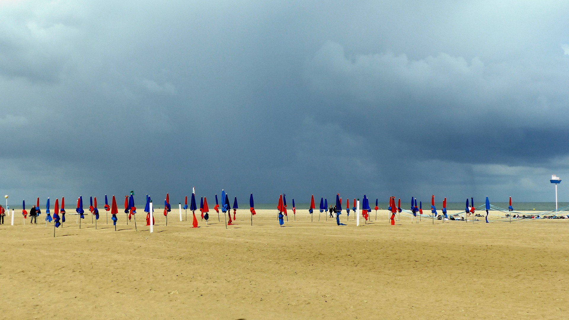 Fonds d'cran Voyages : Europe France > Normandie Gros grain sur la plage de Deauville