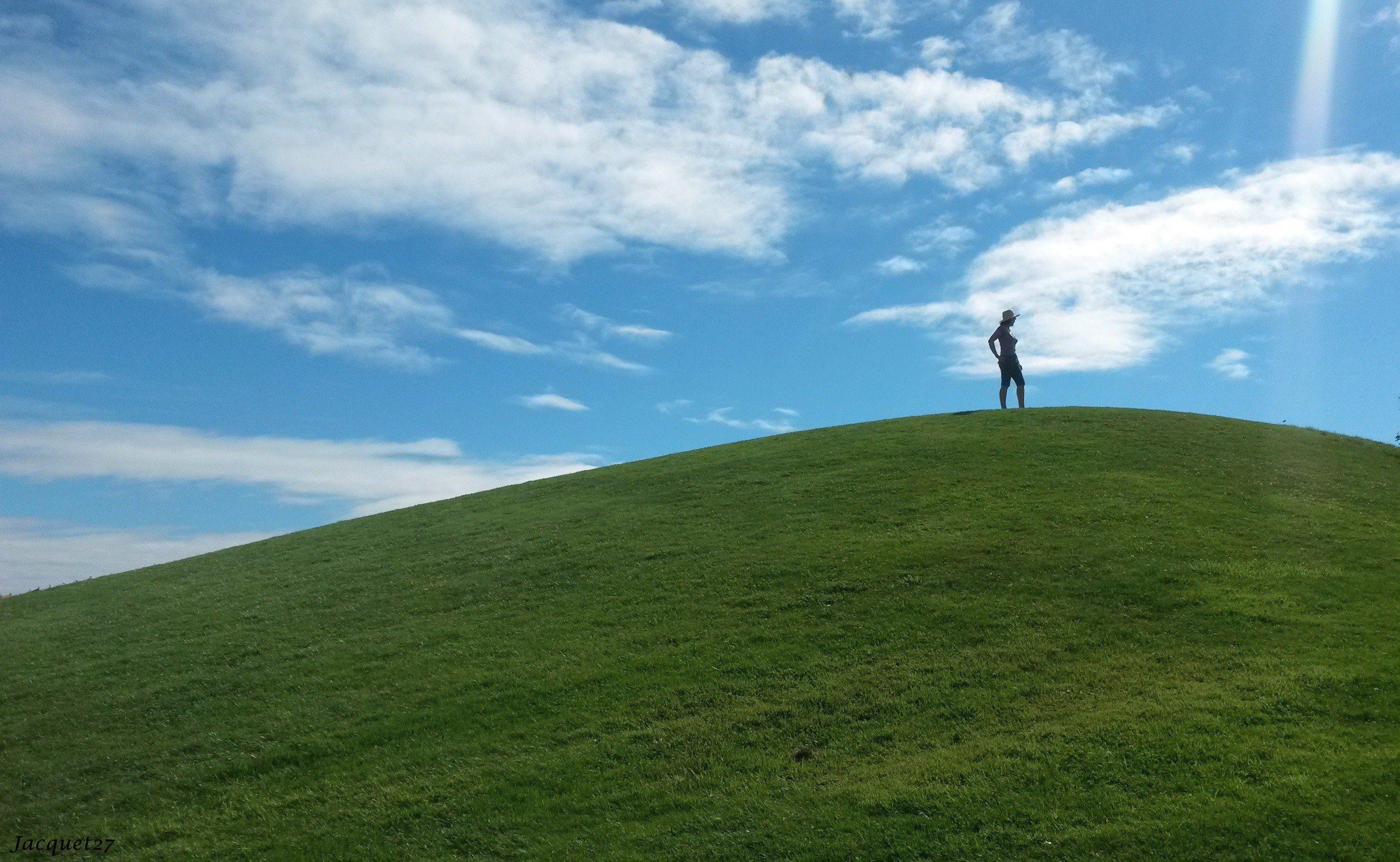 Fonds d'cran Nature Paysages Femme sur la colline