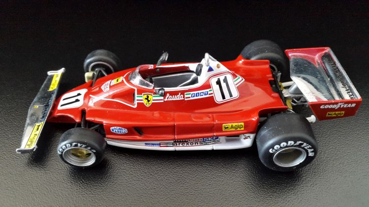 Fonds d'cran Voitures Voitures miniatures FERRARI 312 T2 (1977 - Nikki LAUDA)