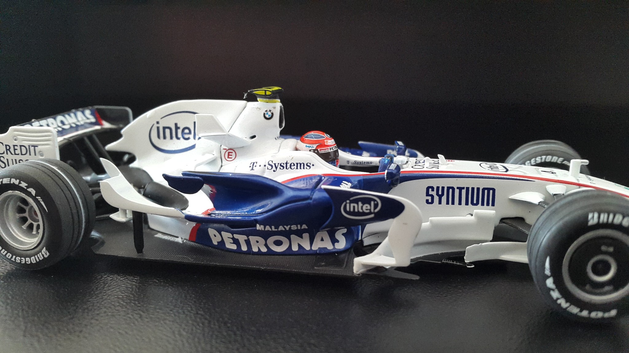 Fonds d'cran Voitures Voitures miniatures Sauber BMW F1.08 ( Robert KUBICA winner GP Canada 2008 )