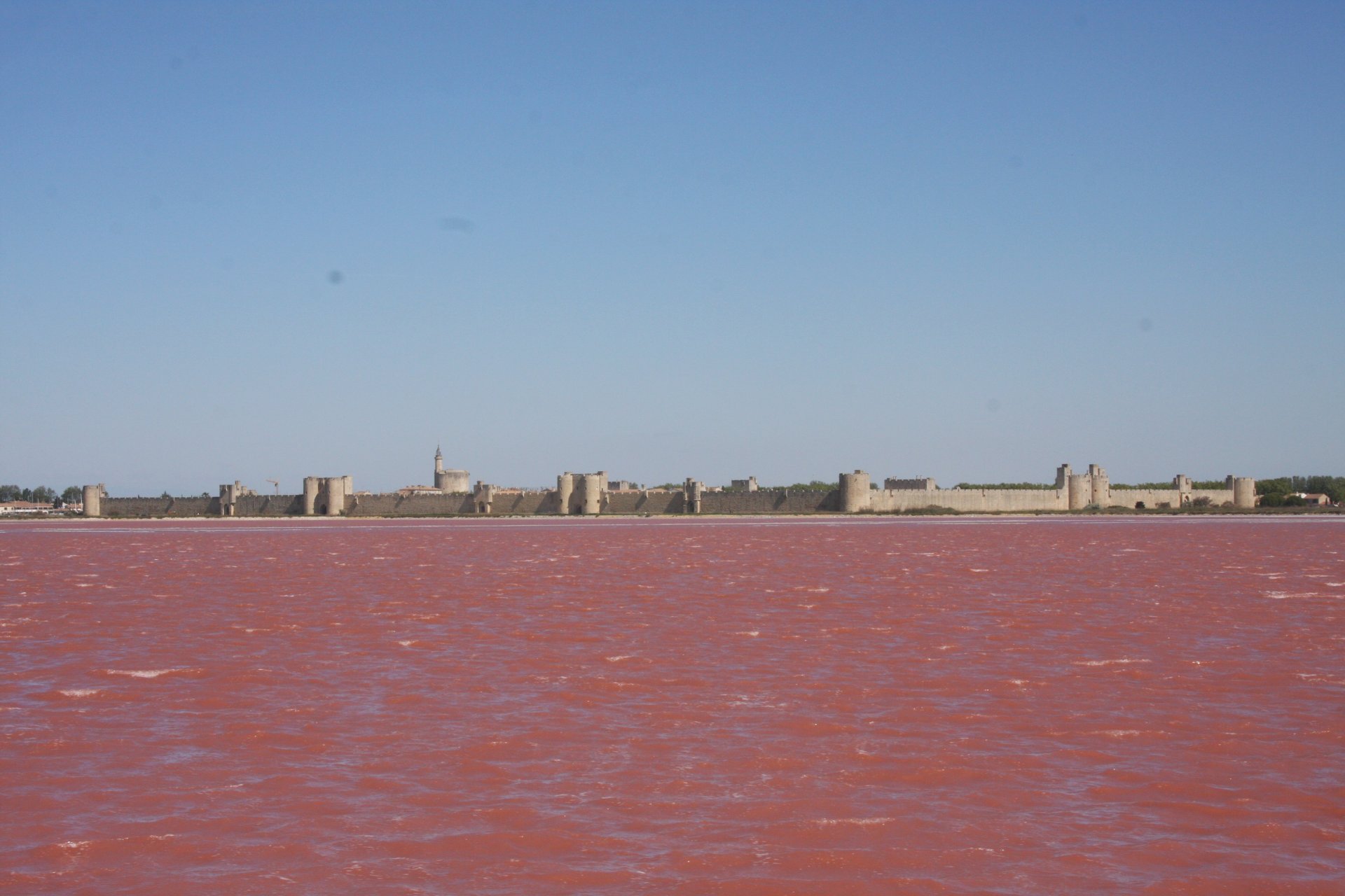 Wallpapers Trips : Europ France > Languedoc-Roussillon Aigues Morte vue depuis les salins .