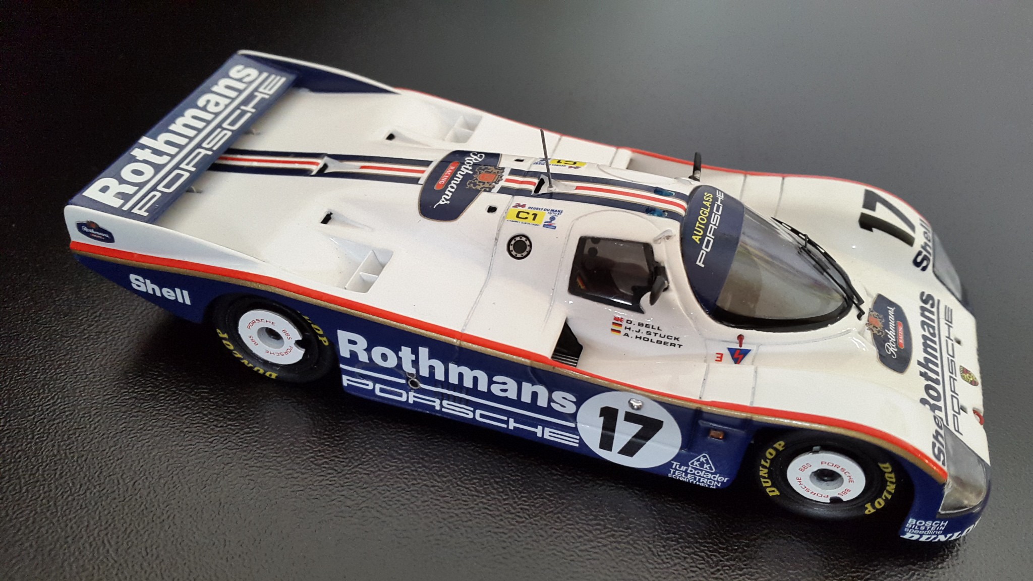 Fonds d'cran Voitures Voitures miniatures PORSCHE 962 C - gagnante 24 Heures du Mans 1987