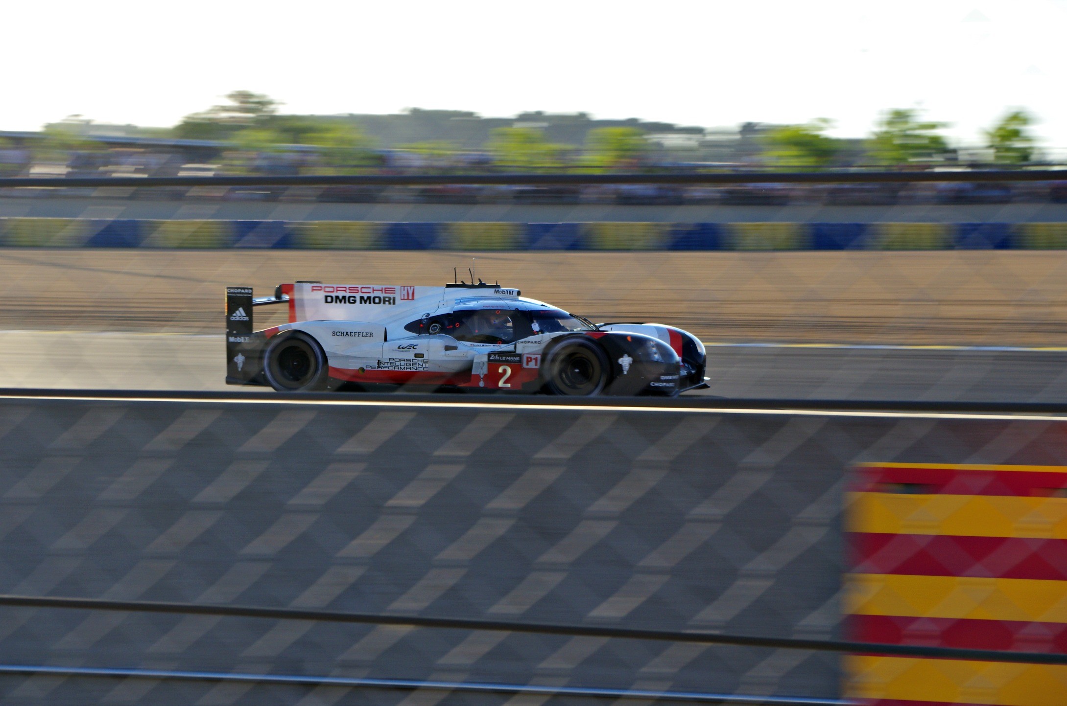 Fonds d'cran Voitures Voitures de course Porsche 919 Hybrid LMP1 n°2 vainqueur au général (24 Heures du Mans 2017)