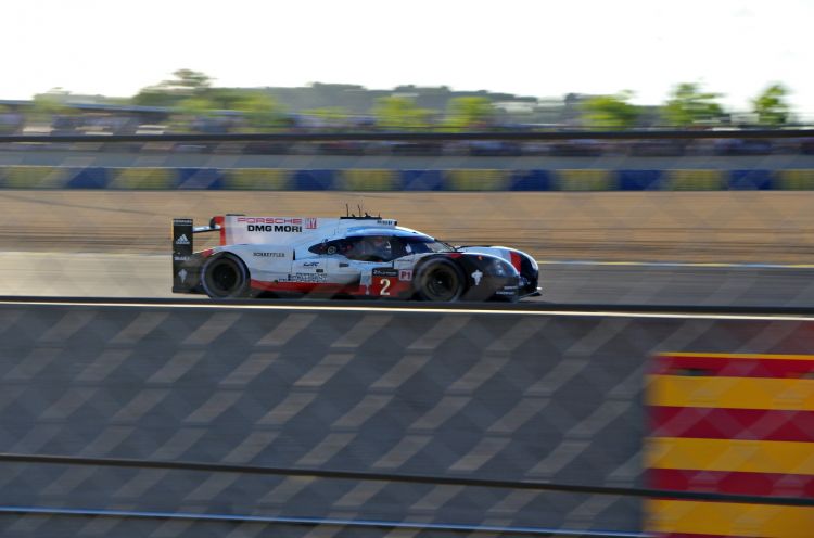 Fonds d'cran Voitures Voitures de course Porsche 919 Hybrid LMP1 n°2 vainqueur au général (24 Heures du Mans 2017)