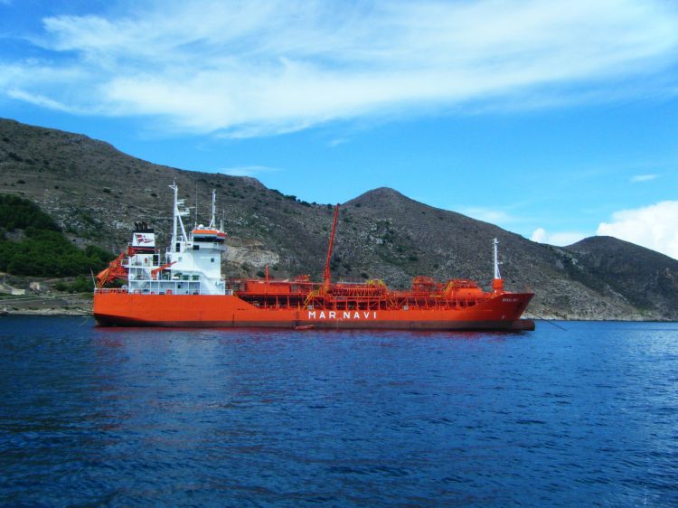 Fonds d'cran Bateaux Divers Bateau orange en Sicile