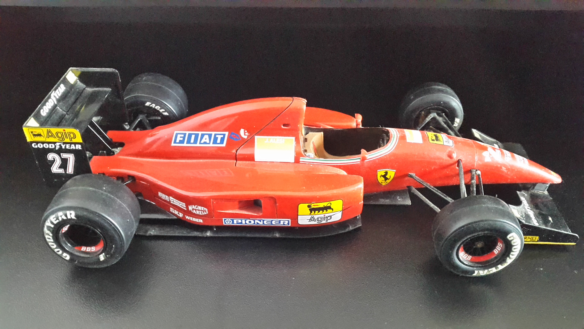 Fonds d'cran Voitures Voitures miniatures Ferrari F 92 A (1992 - Jean ALESI)