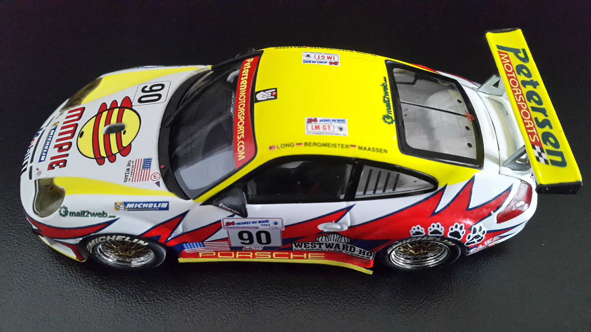 Fonds d'cran Voitures Voitures miniatures Porsche 911 GT3 RSR gagnante cat. GT Le Mans 2004