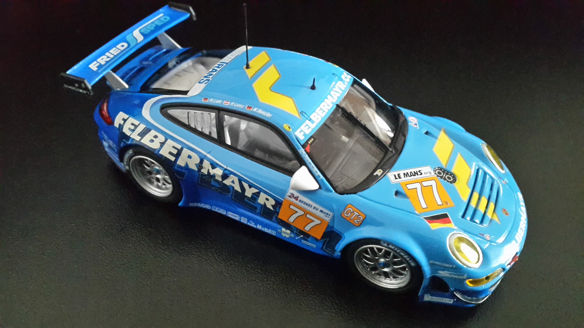 Fonds d'cran Voitures Voitures miniatures Porsche 911 GT3 RSR gagnante cat. GT Le Mans 2010