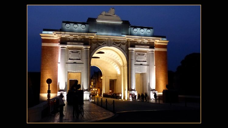 Fonds d'cran Constructions et architecture Statues - Monuments La Porte de Menin  Ypres (Belgique)