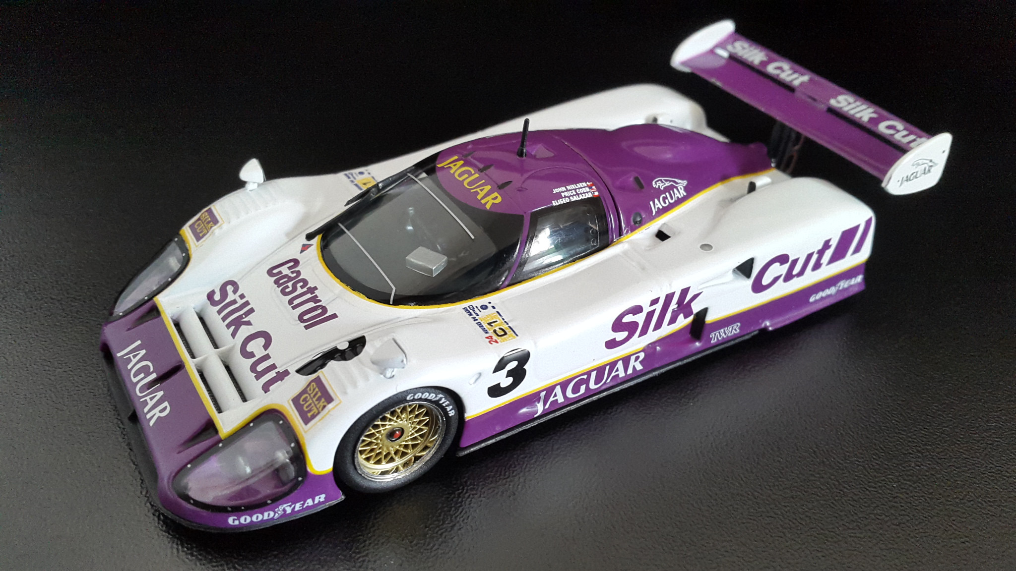 Fonds d'cran Voitures Voitures miniatures Jaguar XJR 12 gagnante 24 Heures du Mans 1990