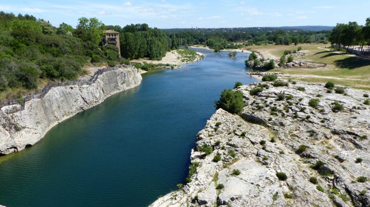 Fonds d'cran Nature Fleuves - Rivires - Torrents Le Gard vue du pont du Gard.