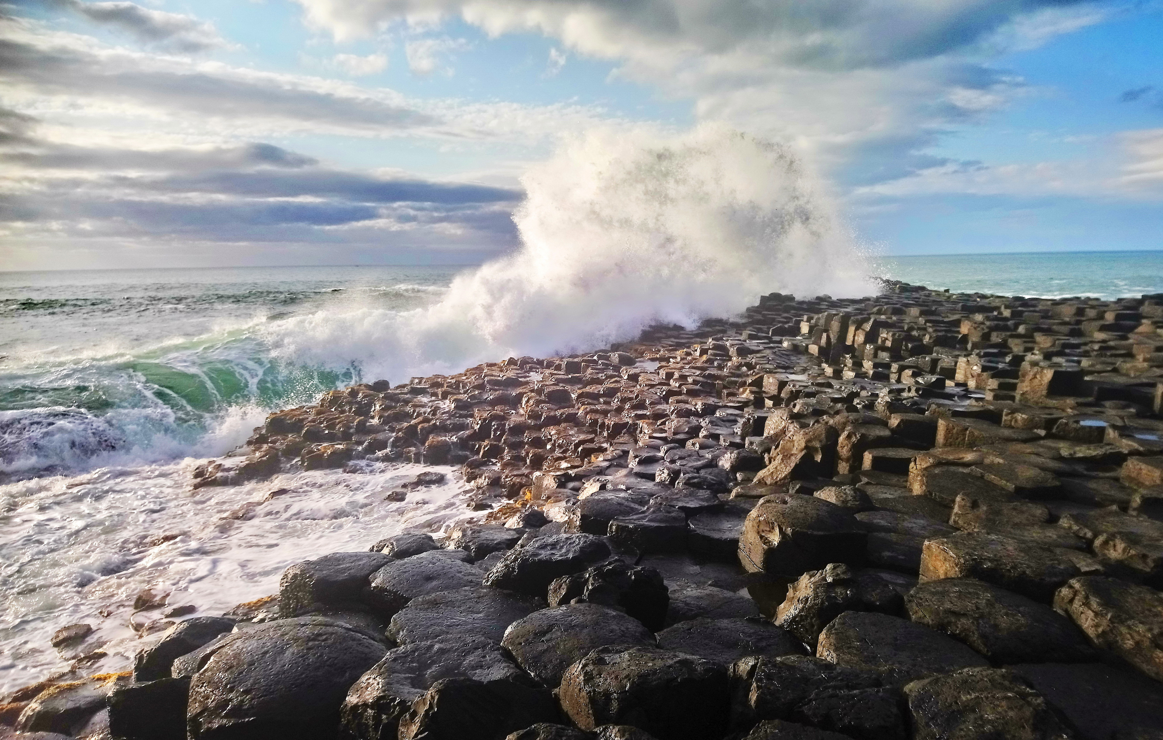 Fonds d'cran Voyages : Europe Irlande Une vague sur la chaussée des géants