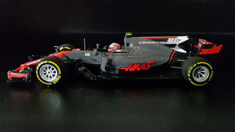 Fonds d'cran Voitures Voitures miniatures Haas - Ferrari VF-17 (2017 - Kevin MAGNUSSEN)