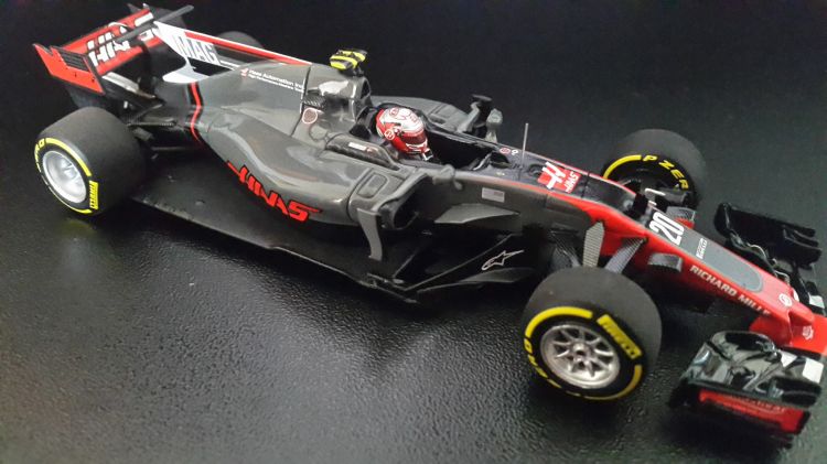 Fonds d'cran Voitures Voitures miniatures Haas - Ferrari VF-17 (2017 - Kevin MAGNUSSEN)