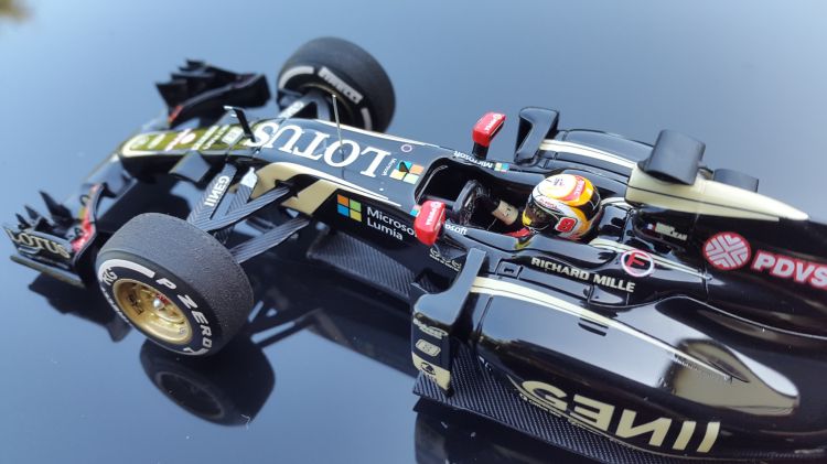 Fonds d'cran Voitures Voitures miniatures Lotus-Mercedes E23 Hybrid (2015 - Romain GROSJEAN)