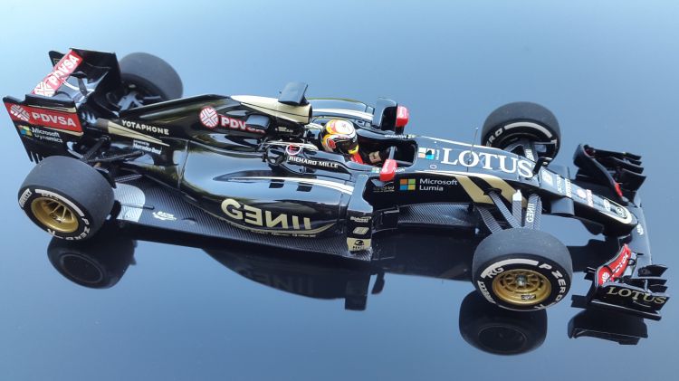 Fonds d'cran Voitures Voitures miniatures Lotus-Mercedes E23 Hybrid (2015 - Romain GROSJEAN)