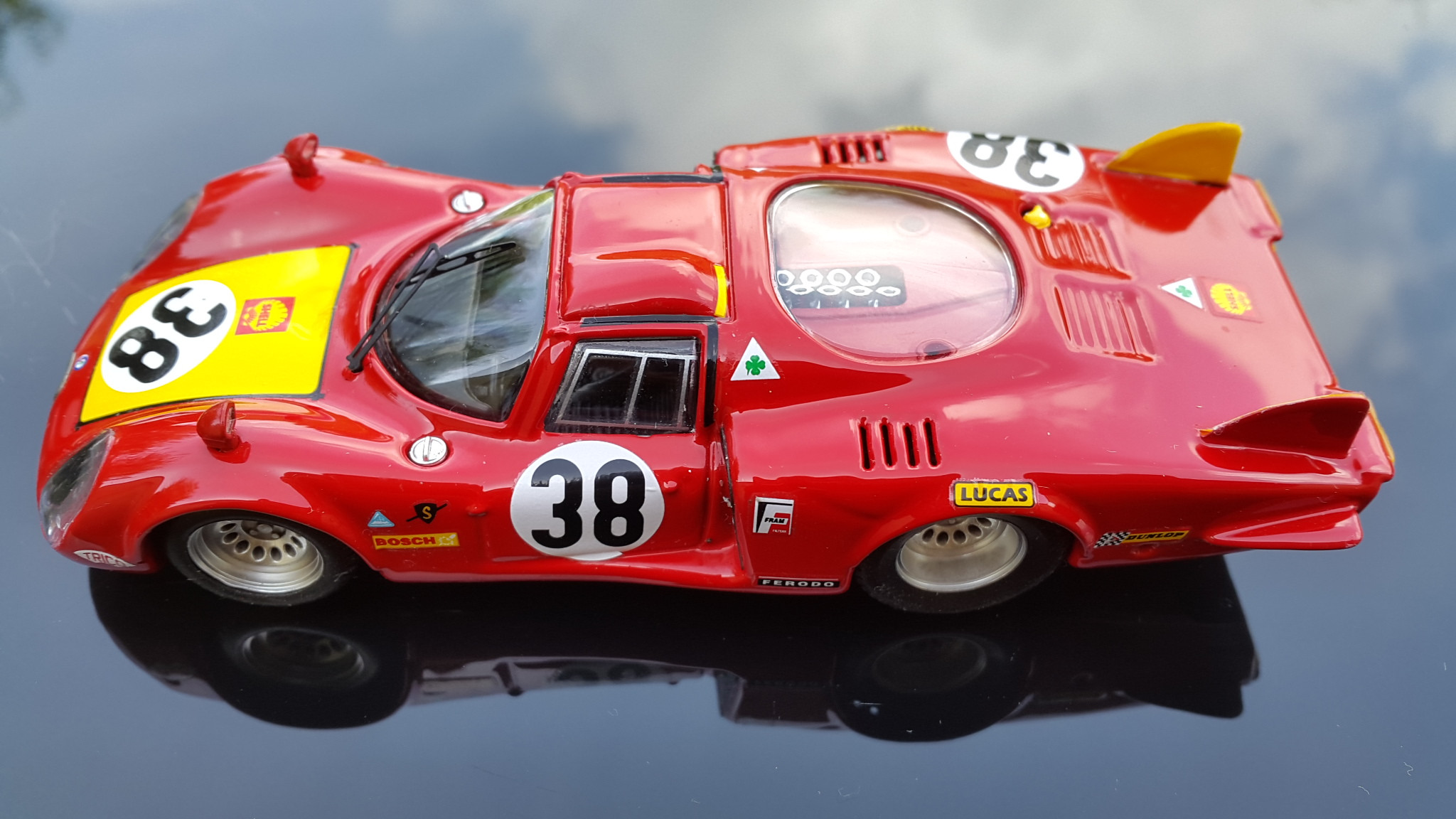 Fonds d'cran Voitures Voitures miniatures ALFA ROMEO T33/2 ( 24 Heures du Mans 1968 )