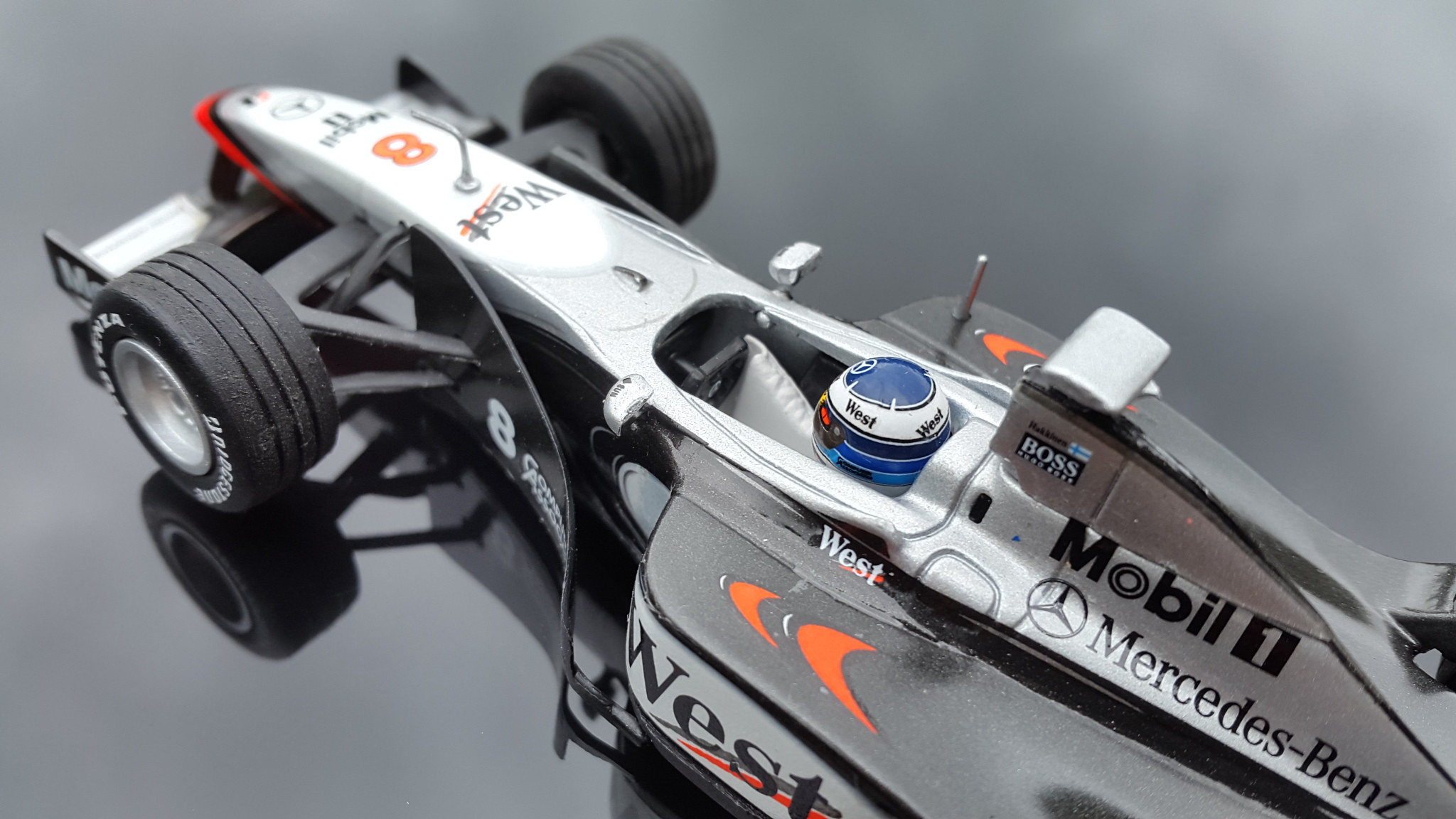 Fonds d'cran Voitures Voitures miniatures McLAREN-Mercedes MP4-13 (1998 - Mika HAKKINEN) 