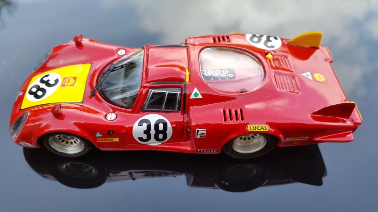 Fonds d'cran Voitures Voitures miniatures ALFA ROMEO T33/2 ( 24 Heures du Mans 1968 )