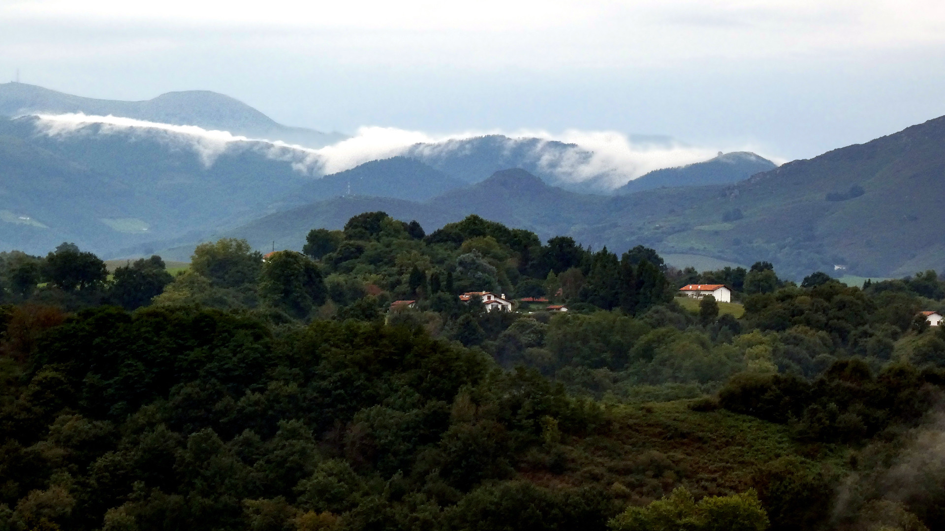 Fonds d'cran Nature Paysages Ciel bas sur les Pyrnes