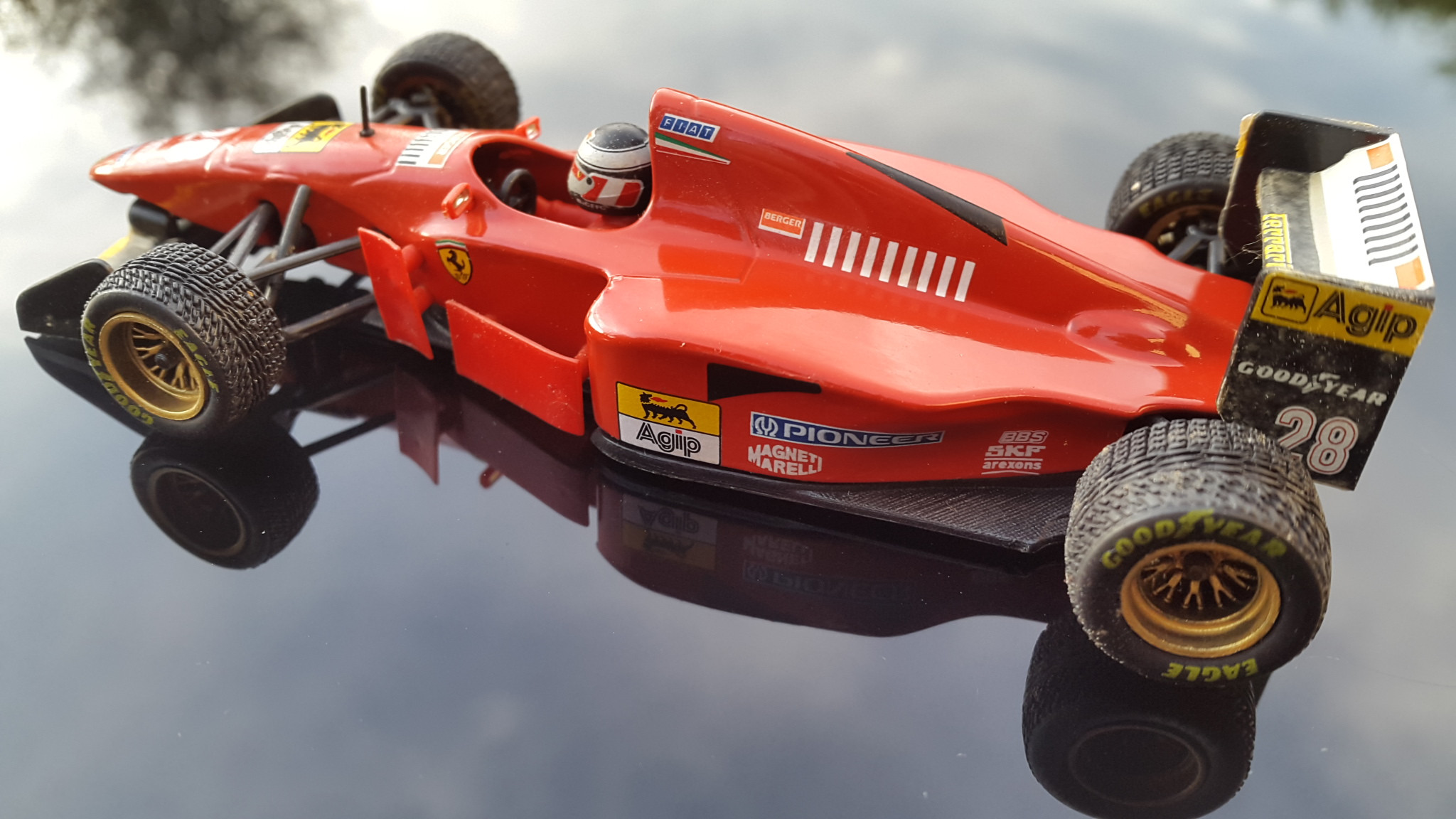 Fonds d'cran Voitures Voitures miniatures FERRARI 412 T1B (1994 - Gerhard BERGER)