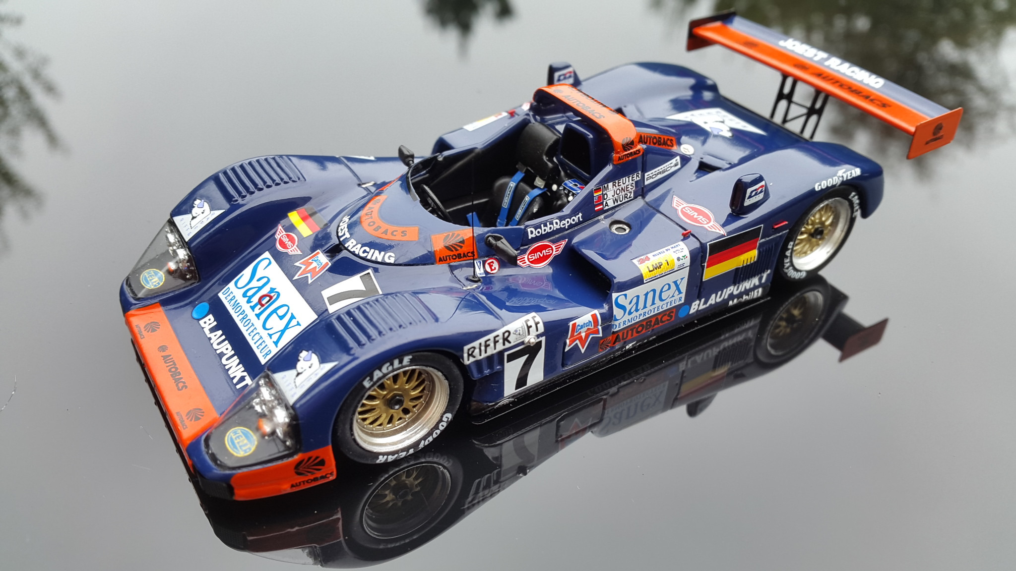 Fonds d'cran Voitures Voitures miniatures TWR - WSC (1ére place 24 Heures du Mans 1996: Wurz,Reuter,Jones) 