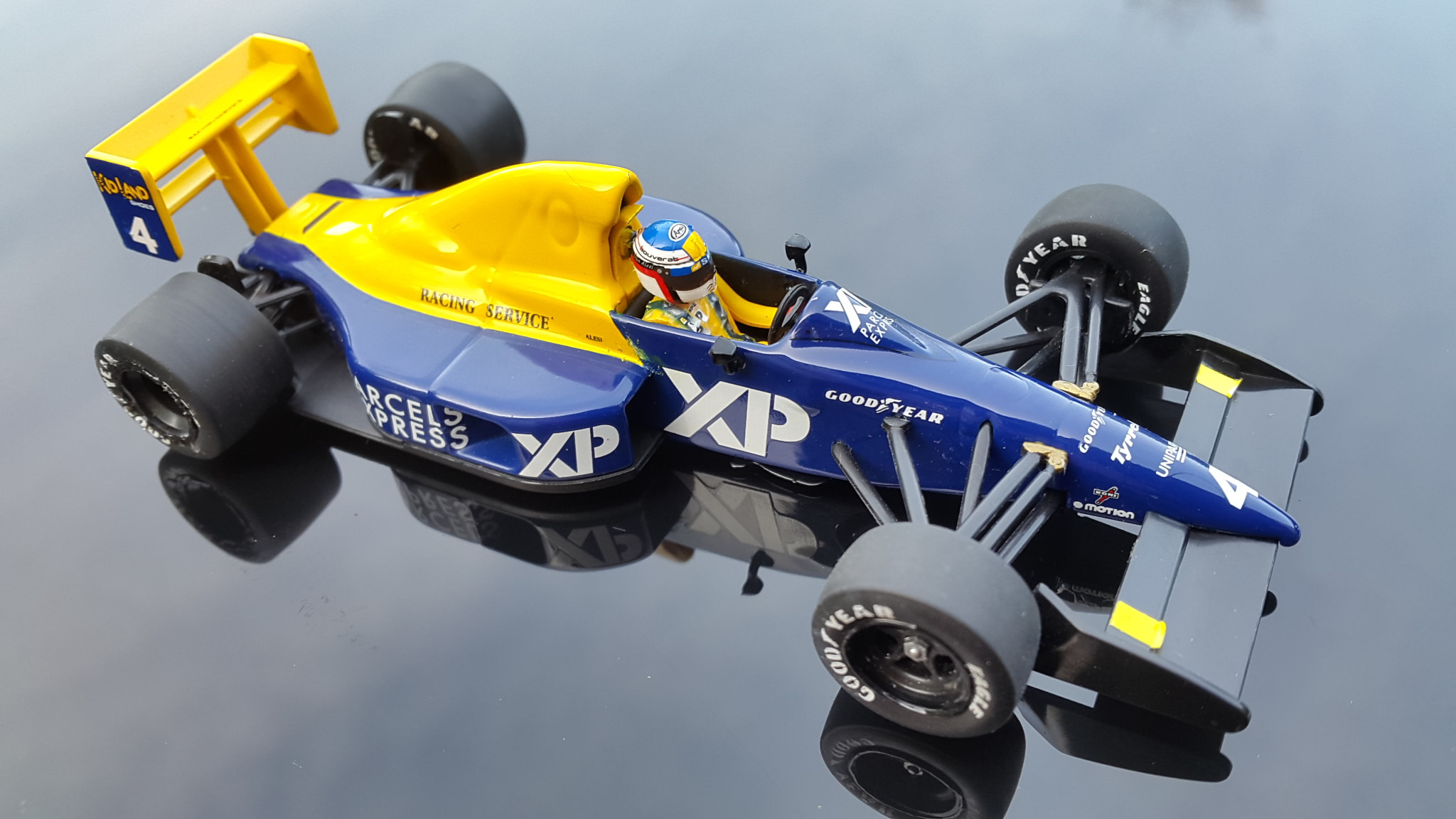 Fonds d'cran Voitures Voitures miniatures TYRRELL-Ford 018 (1989 - Jean ALESI)