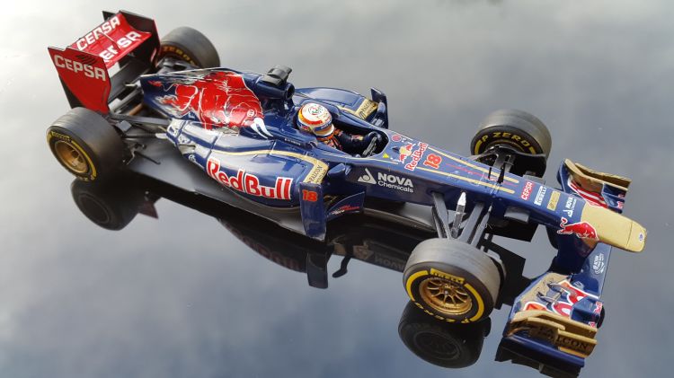 Fonds d'cran Voitures Voitures miniatures Toro Rosso STR8 (2013 - Jean Eric VERGNE)