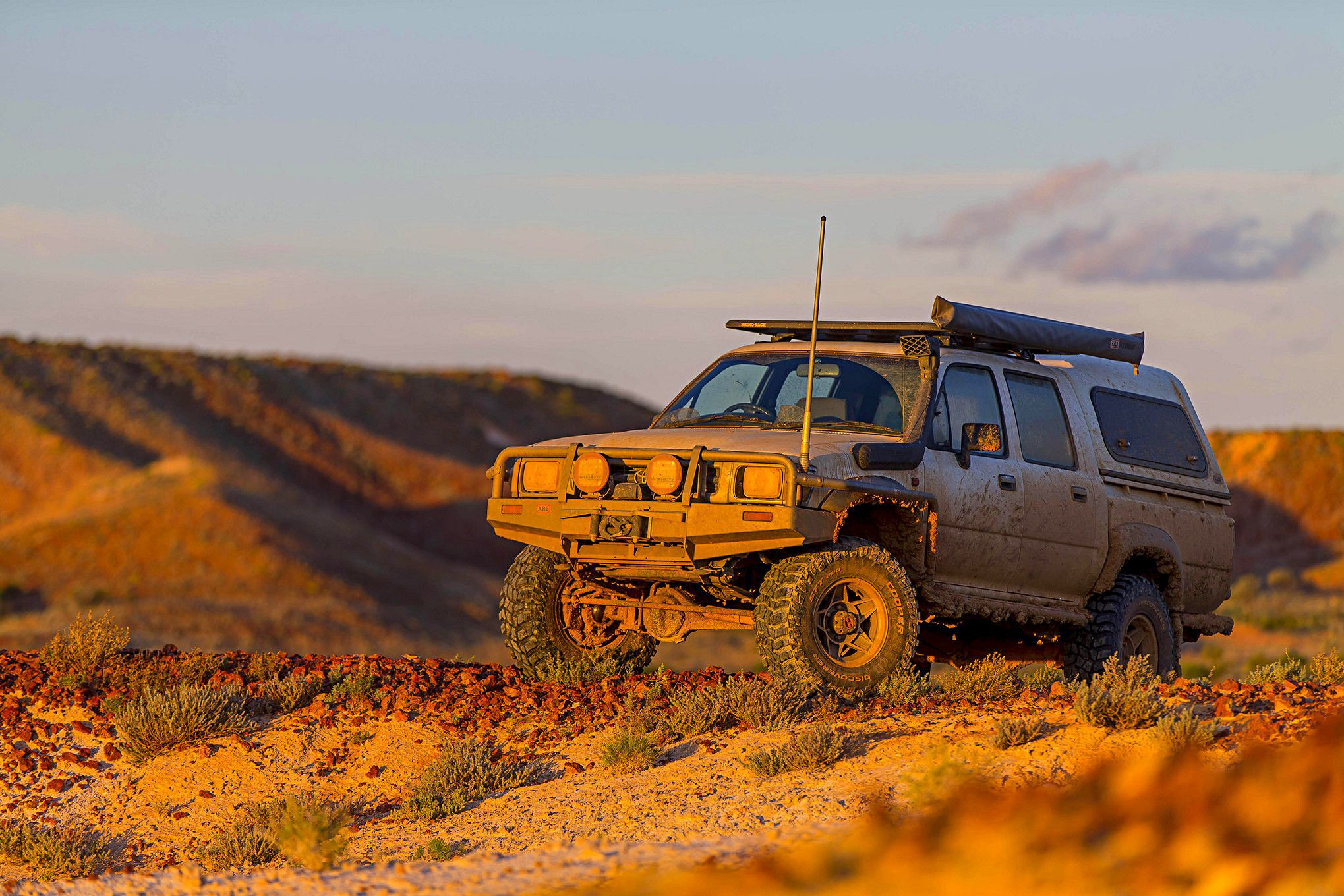 Fonds d'cran Voitures 4x4 Toyota Hilux (1994)