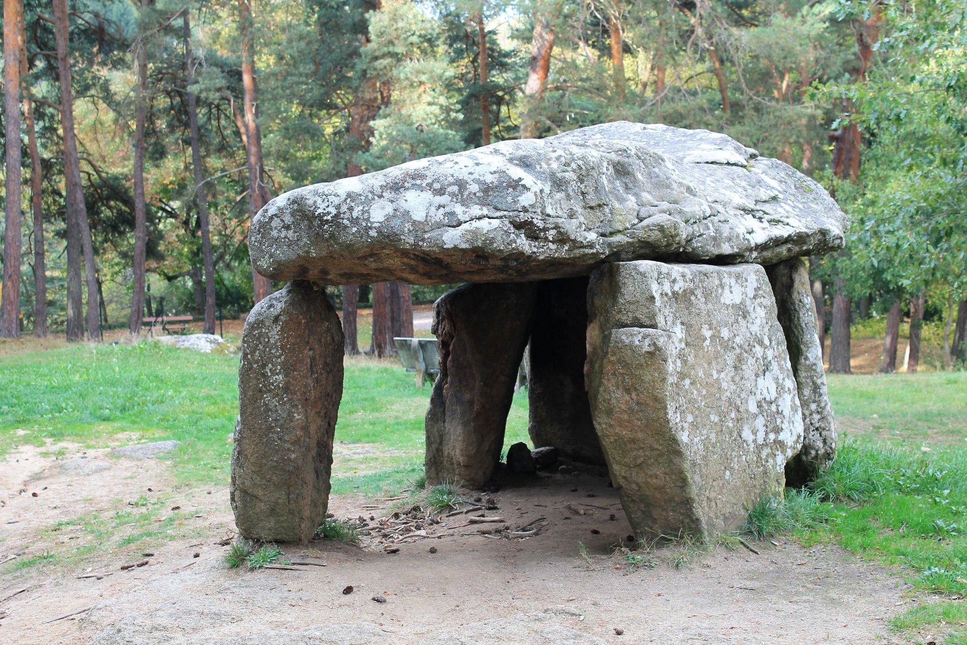 Fonds d'cran Constructions et architecture Ruines - Vestiges dolmen  St Nectaire