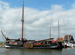  Bateaux Un bateau fluvial, typique des Pays-Bas