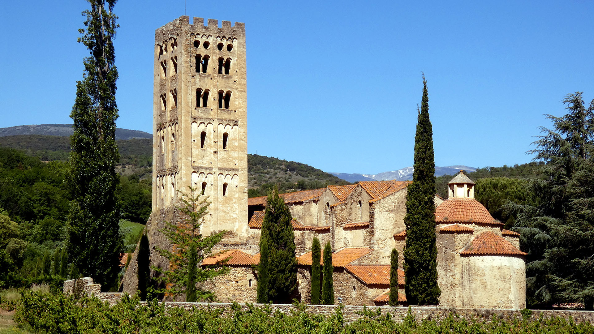 Fonds d'cran Voyages : Europe France > Languedoc-Roussillon L'abbaye Saint-Michel-de-Cuxa (Pyrénées Orientales)