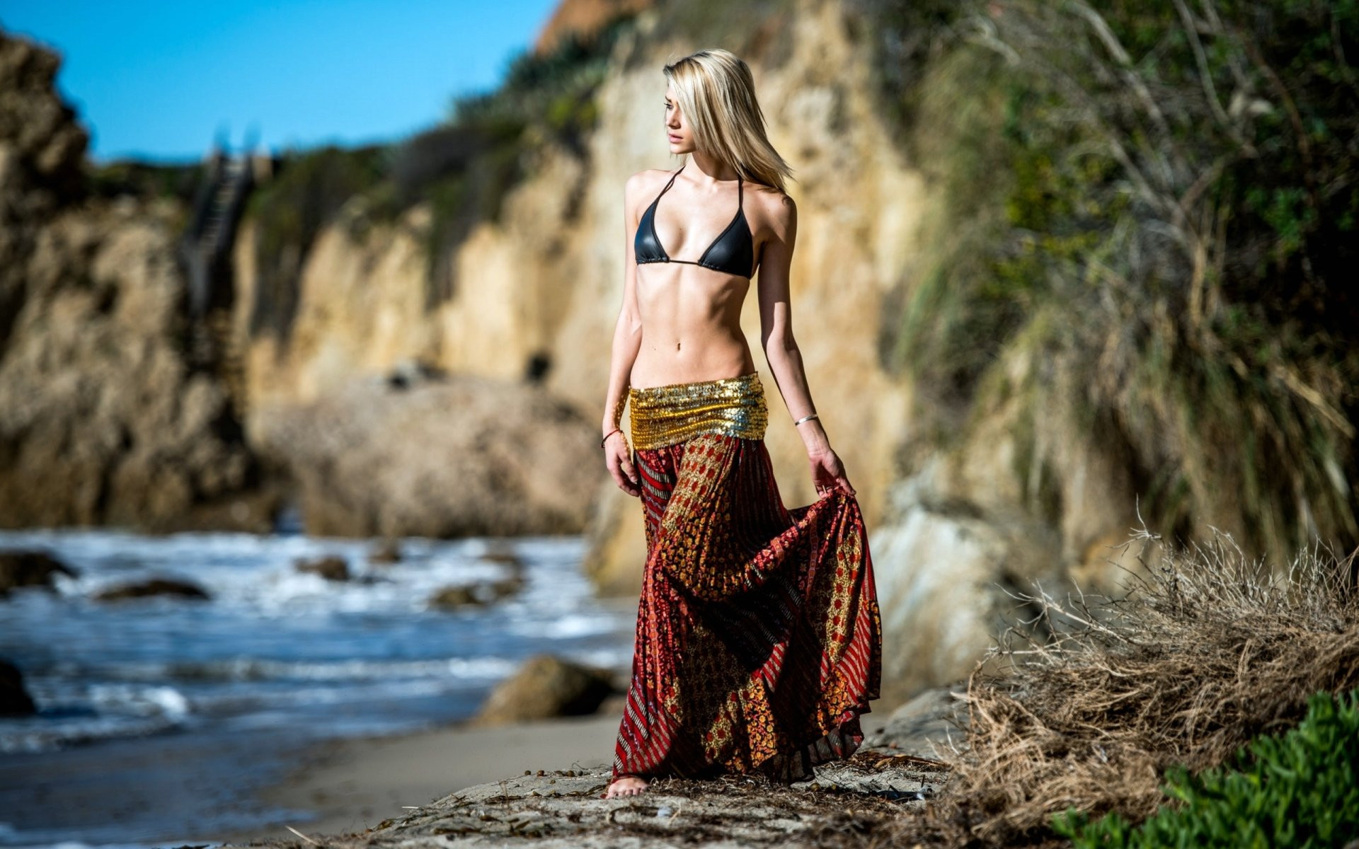 Fonds d'cran Clbrits Femme Inconnues  la plage 