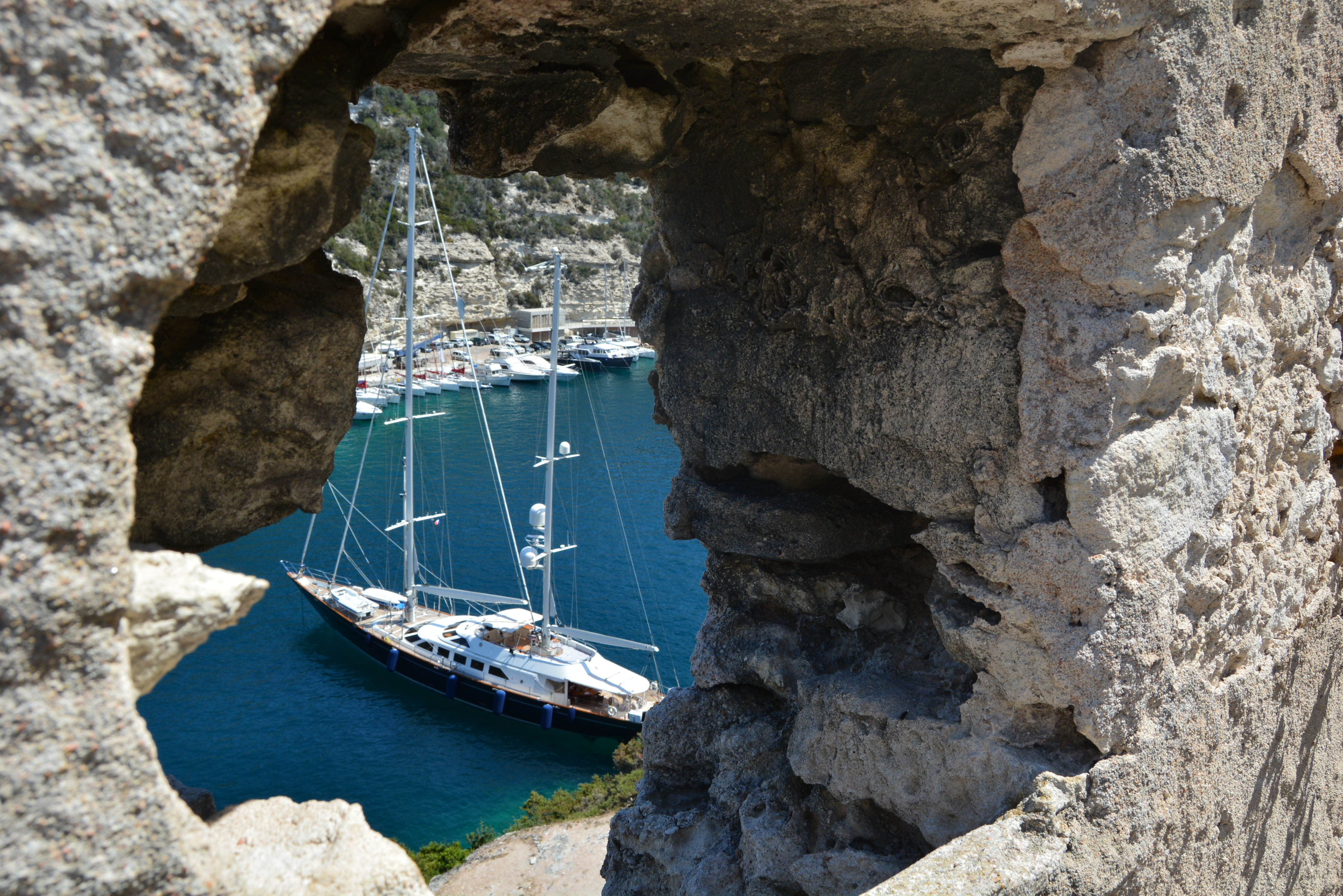 Fonds d'cran Bateaux Voiliers Voilier sur le port de Bonifacio