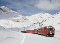  Various transports Train rouge dans la montagne