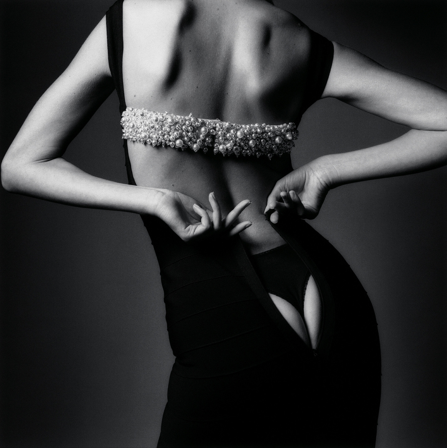 Fonds d'cran Hommes - Evnements Femmes - Fminit Hilde dans une robe trop petite - 1995 - Jeanloup Sieff